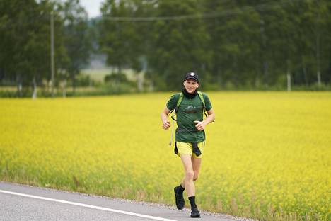 Saksalaismies juoksi Suomen päästä päähän sandaaleissa, mutta onko se  terveellistä? Ortopedi ja kenkätestaaja vastaavat - Urheilu 