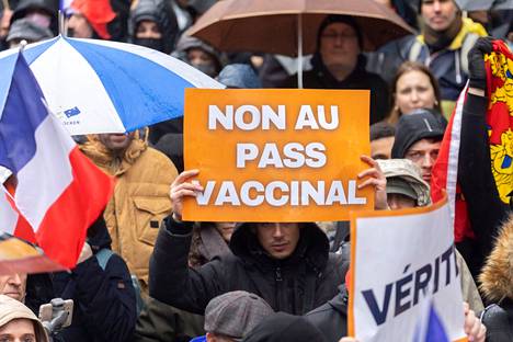 Koronapassia vastustava mielenosoitus järjestettiin viikonloppuna Pariisissa. Oranssissa kyltissä lukee ”ei rokotuspassille”.
