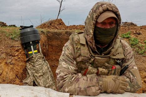 Ukrainalaissotilas Donetskin rintamalla huhtikuussa. Sotilaan takana on yhdysvaltalainen Javelin-panssarintorjuntaohjus.