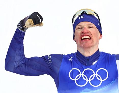 Iivo Niskanen juhli 15 kilometrin olympiakultaa Pekingissä 11. helmikuuta.
