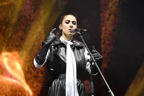 Pohjois-Makedonian Andrea  Koevska esiintyi toukokuussa Italian Torinossa ”euroviisukylän” eli Eurovision Villagen lavalla.