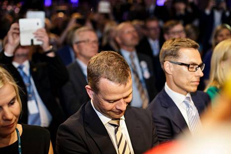 Petteri Orpo on saanut tietää voittaneensa kokoomuksen puheenjohtajakisan puoluekokouksessa Lappeenrannassa kesällä 2016. Kisan hävinnyt Alexander Stubb oikealla. 