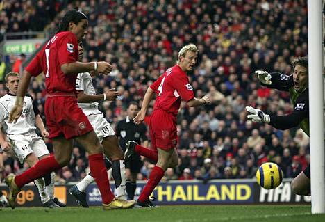 Liverpool nousi keväällä 2005 Englannin pääsarjajalkapallon maratontaulukon ykköseksi. Sami Hyypiä (kesk.) teki Liverpoolille maalin 5. helmikuuta ottelussa Fulhamia vastaan.