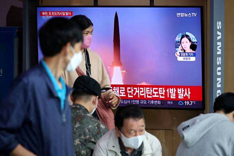 Eteläkorealaisia katsomassa uutislähetystä Pohjois-Korean ohjuskokeista.