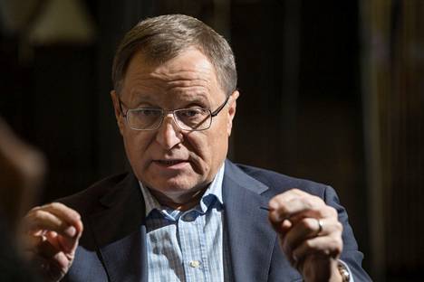 Suomen eläköitynyt Venäjän-suurlähettiläs Hannu Himanen sanoo, että tilien jäädytys ei ehkä uhkaa lähetystön toimintaa, mutta vaikeuttaa sitä ”merkittävästi”. 