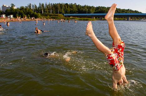 Uimareita Rastilan uimarannalla kesällä 2007.
