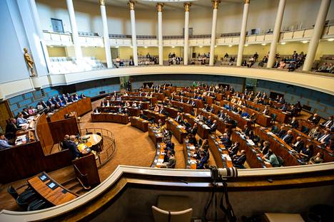 Eduskunnan täysistuntosali oli lähes täynnä, kun keskustelu Suomen Nato-jäsenyydestä maanantaina aloitettiin. 