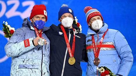 Pekingin olympiakisojen kolmesta kovasta tämän kauden kisalumia pöllyttävät vain Iivo Niskanen ja Johannes Høsflot Klæbo (toinen ja kolmas vas.). Aleksandr Bolšunovin Venäjä on sivussa.