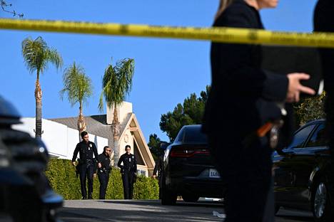Poliisi tutki ampumispaikkaa Beverly Crestin alueella Los Angelesissa lauantaiaamuna.