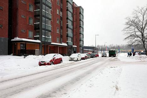 Autoja pysäköidään paikoin täysin villisti Järvenpään keskustassa – Syynä  on 24 vuotta vanha sääntö - Järvenpää 