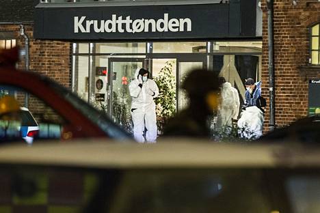 Tutkijat käyvät läpi Kööpenhaminan terrori-iskupaikkaa vuonna 2015.