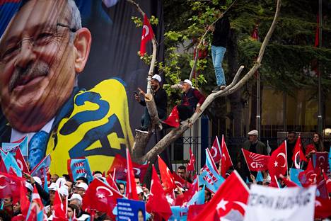 Kemal Kılıçdaroğlun kannattajia kiipeili puihin seuraamaan opposition suurta vaalitilaisuutta.