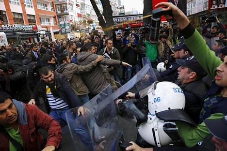 Poliisit käyttivät kyynelkaasua toimittajia Can Dündaria ja Erdem Gülia tukevissa mielenosoituksissa Ankarassa marraskuussa.