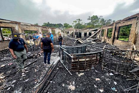 Sunnuntainen tulipalo tuhosi rakennuksen, jossa majoittui 11–12- ja 16–17-ikäisiä tyttöjä. Kuolonuhrien lisäksi noin 20 lasta vietiin sairaalaan. Kahden lapsen tilan kerrotaan olevan edelleen kriittinen.