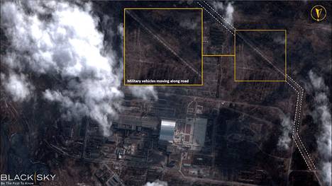 Reutersin välittämä satelliittikuva Ukrainasta Tšernobylin ydinvoimalasta 25. helmikuuta. Kuvaan on merkitty teillä liikkuvia sotilasajoneuvoja. 
