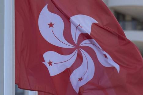 Asia Rugby kertoi työntekijänsä soittaneen internetistä löytämänsä kappaleen oikean kansallislaulun sijaan. Kuvassa Hongkongin erityishallintoalueen lippu.