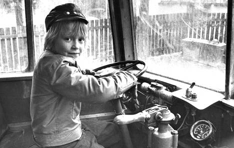 Lahden ensimmäinen ympärivuotinen leikkikenttä miellyttää ainakin Ari-Pekka Tykkyläistä, 7, joka ajaa Turun kaupungin vanhaa raitiovaunua Mukkulan leikkikentällä. Toiminnalliset kentät vaativat kaupungilta poikkeuksellista huolenpitoa.
