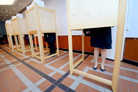 Edellisten kuntavaalien ennakkoäänestys oli käynnissä Helsingin pääpostissa 4. huhtikuuta 2017.