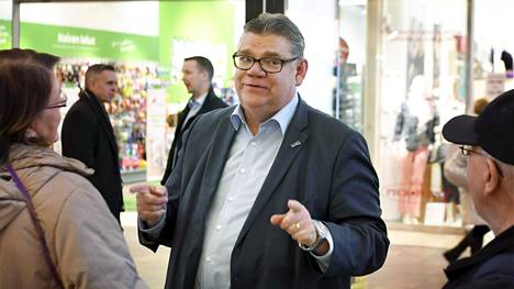 Ulkoministeri Timo Soini puolueen kuntavaalikampanjatilaisuudessa perjantaina Espoontorilla.