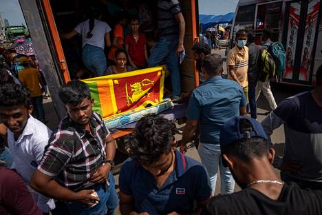 Mielenosoittajia Sri Lankan suurimman kaupungin Colombon keskustassa 12. heinäkuuta.