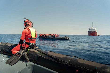 Italialaisen pelastusaluksen miehistöä Lampedusan edustalla 15. huhtikuuta.
