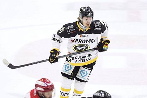 Kärppien eturivin hyökkääjä Ville Leskinen laukoi kauden aikana toistuvasti medialle kitkeriä kommentteja joukkueensa pelitavasta.