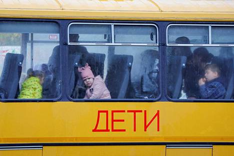 Venäjän miehityshallinto siirsi busseilla lapsia Hersonista Oleškyyn lokakuun lopulla ennen kuin Ukrainan joukot vapauttivat kaupungin. Bussin kyljessä lukee ”Lapsia”.