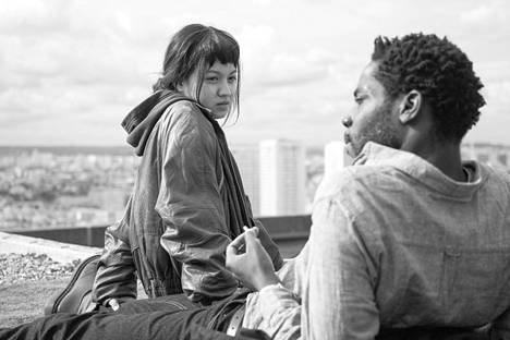 Näyttelijät Lucie Zhang ja Makita Samba elokuvassa Pariisi, 13. kaupunginosa, jonka tapahtumapaikat sijoittuvat suurkaupungin futuristiseen, nykyaikaiseen osaan.