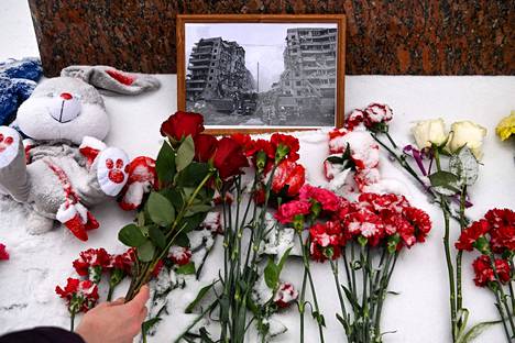 Moskovalaiset muistivat Dnipron kerrostaloiskun uhreja ukrainalaisen runoilijan Lesja Ukrajinkan muistomerkillä.
