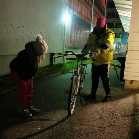 Oululainen tyttö sai kaksi vuotta teillä tuntemattomilla olleen pyöränsä takaisin.