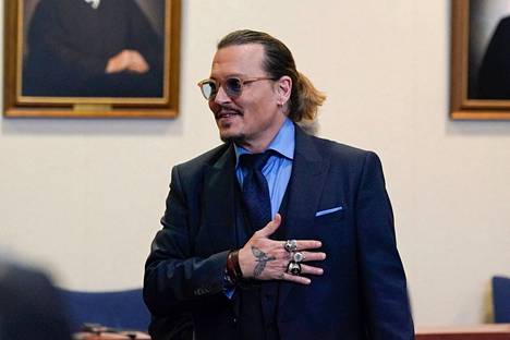 Näyttelijä Johnny Depp ei ollut Yhdysvalloissa valamiehistön päätöksen julistamisen aikaan. Kuvassa Depp oikeussalissa Fairfaxissa toukokuun 27. päivänä.