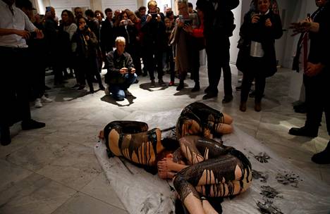 Elokapina-liike osoitti mieltä kansallisessa muotokuvagalleriassa Lontoossa 20. lokakuuta. Mielenosoittajat makasivat lattialla öljy-yhtiö BP:n sponsoroimassa näyttelyssä.