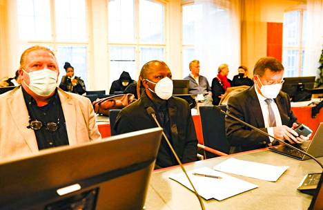 Sotarikoksista syytetty sierraleonelaismies Gibril Massaquoi (kesk.), 51, Pirkanmaan käräjäoikeudessa Tampereella, jossa luettiin loppulausunnot 21. tammikuuta 2022.