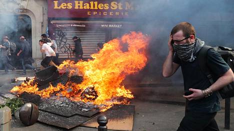 Poliisi ja aktivistit ottivat yhteen Pariisin mielenosoituksissa, vapunpäivän protesti sujui kuitenkin arvioitua rauhallisemmin