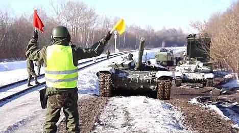Venäjän viranomaisten keskiviikkona julkaisemasta videosta otetussa pysäytyskuvassa näkyy panssarivaunujen siirtoa. Kuvauspaikka ei ole tiedossa.
