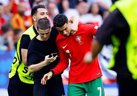 Ronaldo could no longer get excited about taking selfies with the fans who rushed onto the pitch after Berat.