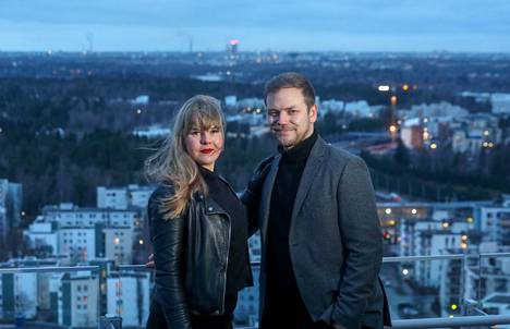 Vihreiden Alviina Alametsä ja kumppani Jaakko Mustakallio yrittävät jakaa kaupunkipäättäjinä aikansa molempien kotikaupunkien kesken.