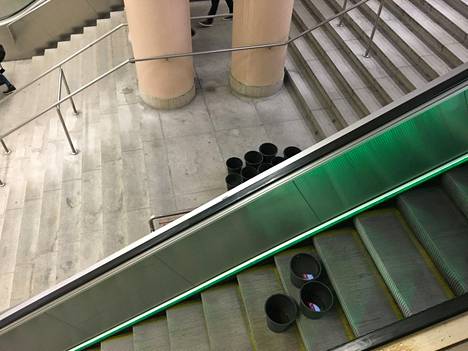 Metroasemalle vieviin portaisiin oli maanantaina aseteltu ämpäreitä katosta vuotavan veden vuoksi.