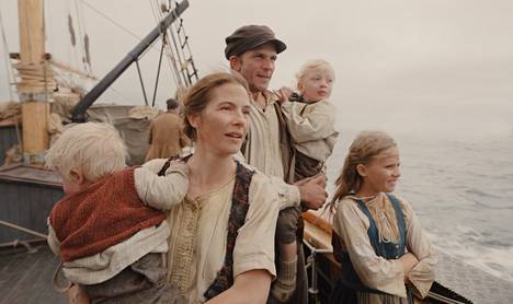 Nilssonit lähtevät paremman elämän toivossa Ruotsista siirtolaisiksi Amerikkaan vuonna 1849. Elokuvan keskiössä on Kristina (Lisa Carlehed).