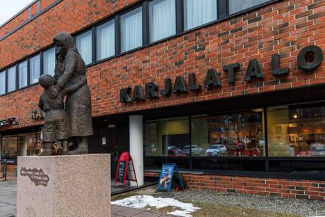 Перед входом в Дом Карелии стоит статуя работы Юхани Хонканена, посвящённая эвакуированным с Перешейка. Фото: Оути Неувонен
