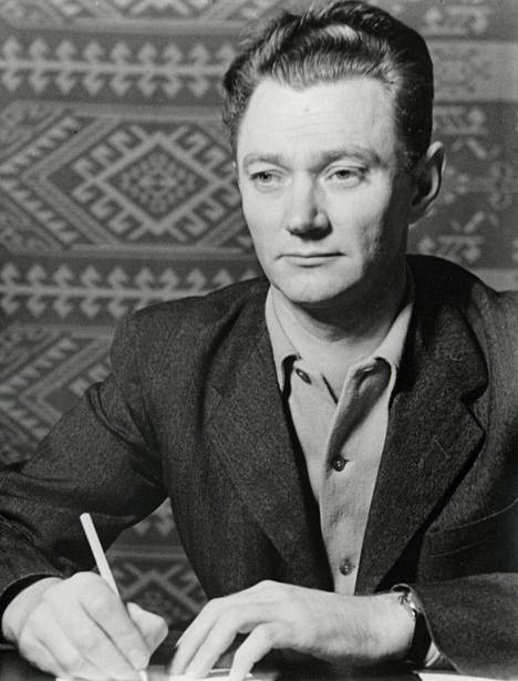 Karl Ristikivi 1950-luvulla Ruotsissa otetussa kuvassa.