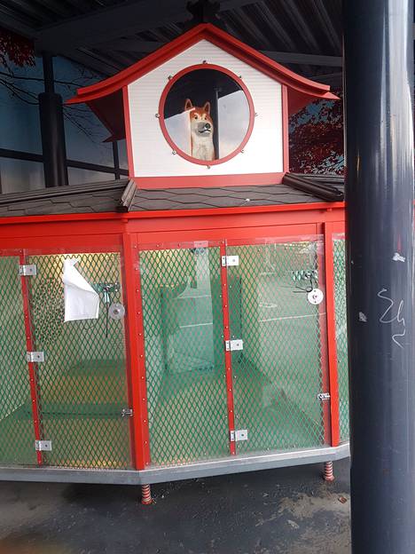 Koiraparkin katolla on uskollisuuden symboliksi nousseen Hachiko-koiran veistos.