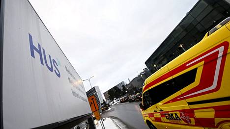 Ambulanssi Helsingin ja Uudenmaan sairaanhoitopiirin Meilahden sairaala-alueella tammikuussa 2022.