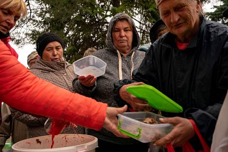 Avustusjärjestö jakoi ruokaa kyläläisille lähellä Harkovaa tiistaina.