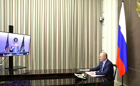 Venäjän presidentti Vladimir Putin hymyili Yhdysvaltain presidentti Joe Bidenin kanssa käydyn videokeskustelun aluksi tiistaina 7. joulukuuta.