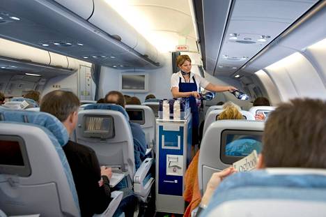Finnairin muutosneuvotteluiden seurauksena vaarassa on 450 työpaikkaa yhtiön kaukoreittien matkustamopalveluissa. Kuvassa Silja Kukola jakaa aamupalaa Kittilän lennolla maaliskuussa 2009.