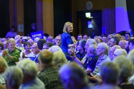 Liz Truss puhumassa konservatiivipuolueen jäsenille kampanjatilaisuudessa Exeterissä elokuun alussa.