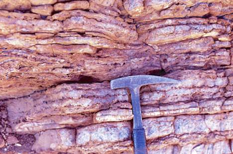 Kallioperässä näkyy päällekkäisiä stromatoliittimuodostumia.
