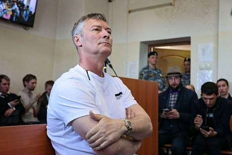 Oppositiopoliitikko ja Jekaterinburgin entinen pormestari Jevgeni Roizman oikeuden istunnossa torstaina. Roizmania syytetään Venäjän sotavoimien halventamisesta.