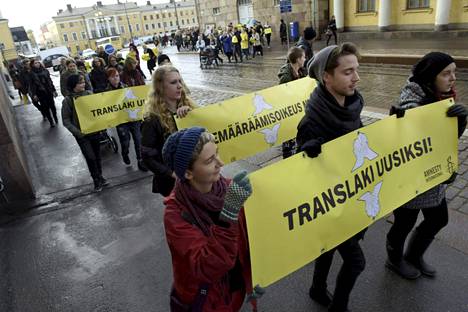 Amnesty järjesti mielenosoituksen itsemääräämisoikeuteen perustuvan translain puolesta Senaatintorilla, Helsingissä lokakuussa 2015.